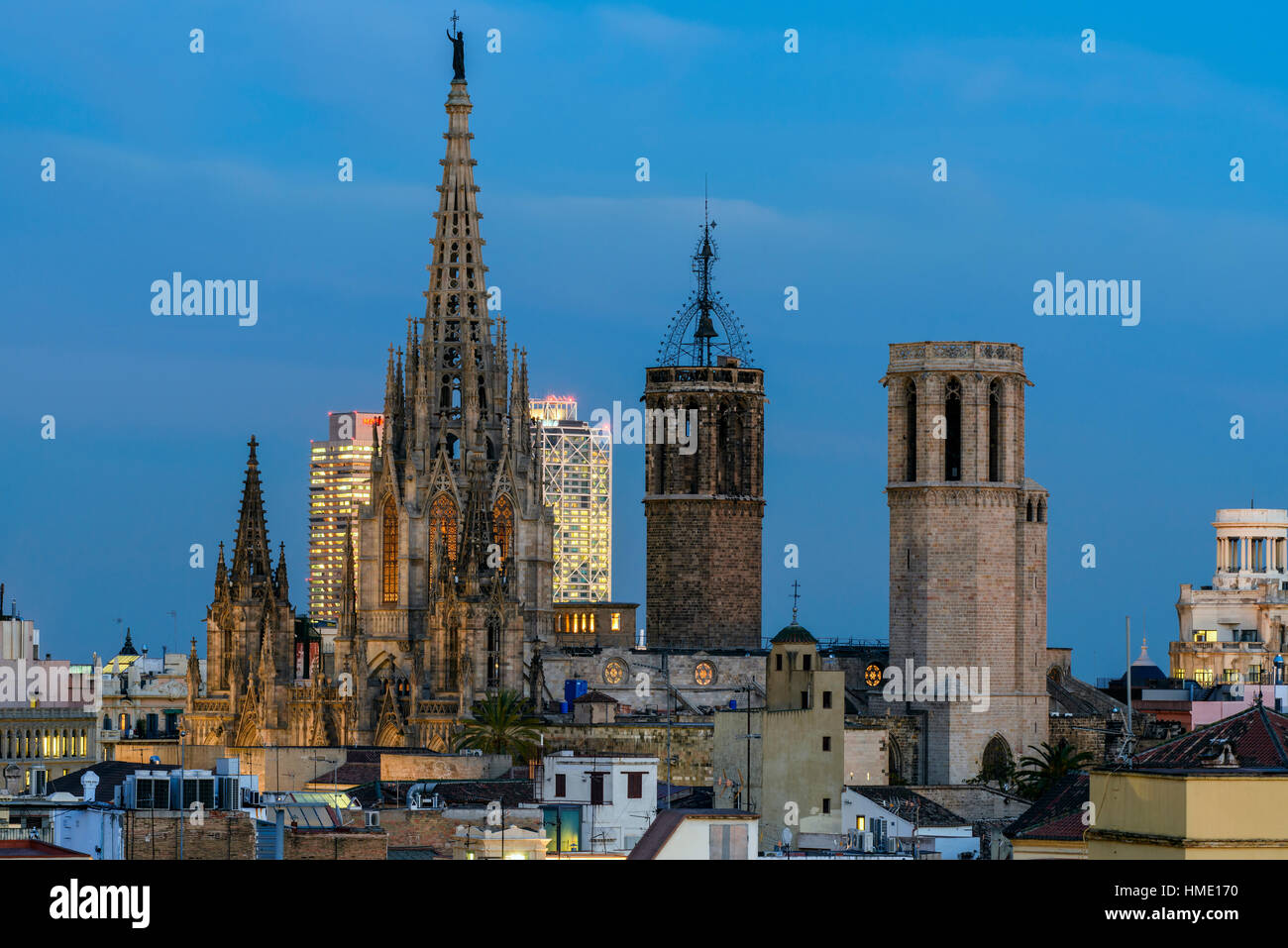 Sera vista superiore del quartiere Gotico e la Cattedrale di Santa Eulalia, Barcellona, in Catalogna, Spagna Foto Stock