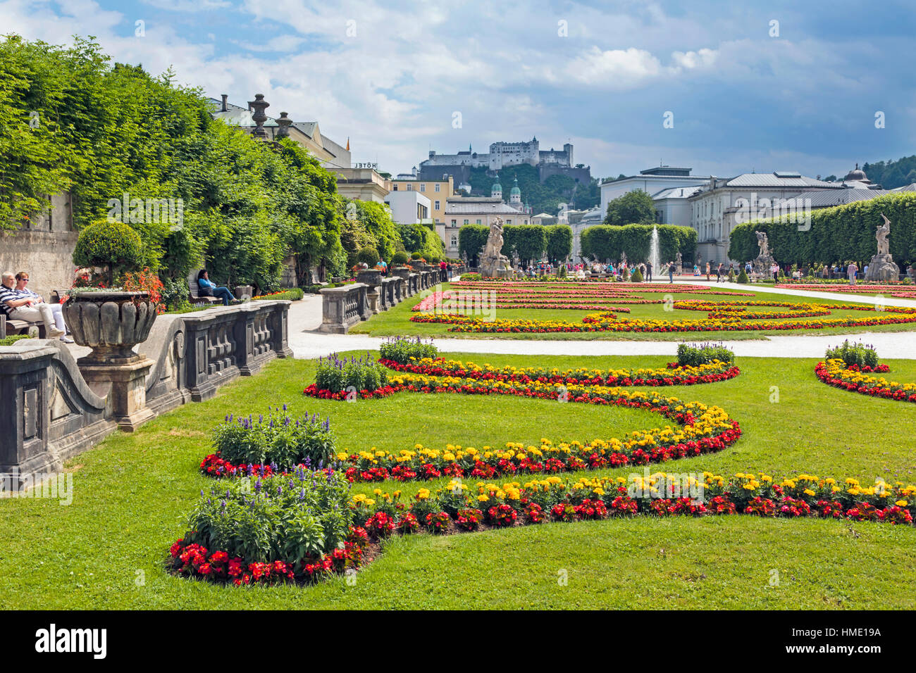 Salisburgo, Salisburgo, membro, Austria. Vista attraverso i giardini di Schloss Mirabell per la fortezza di Hohensalzburg. Foto Stock