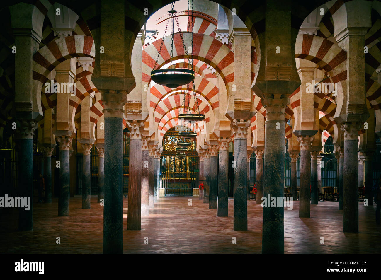 Cordoba, in provincia di Cordoba, Andalusia, Spagna meridionale. Interno di La Mezquita, o Grande moschea. Il centro storico di Cordoba è un patrimonio mondiale H Foto Stock