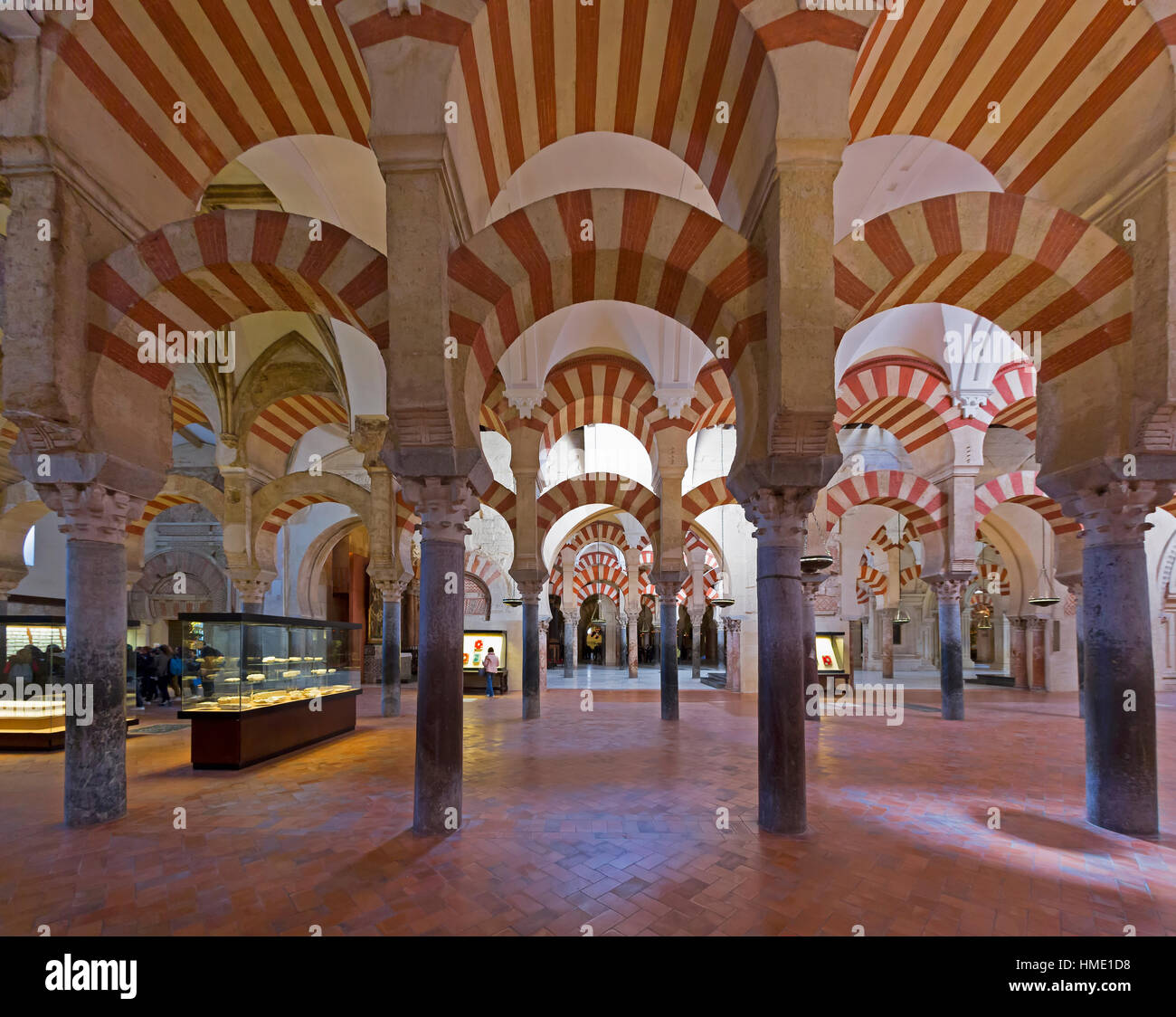 Cordoba, in provincia di Cordoba, Andalusia, Spagna meridionale. Interno di La Mezquita, o Grande moschea. Il centro storico di Cordoba è un patrimonio mondiale H Foto Stock