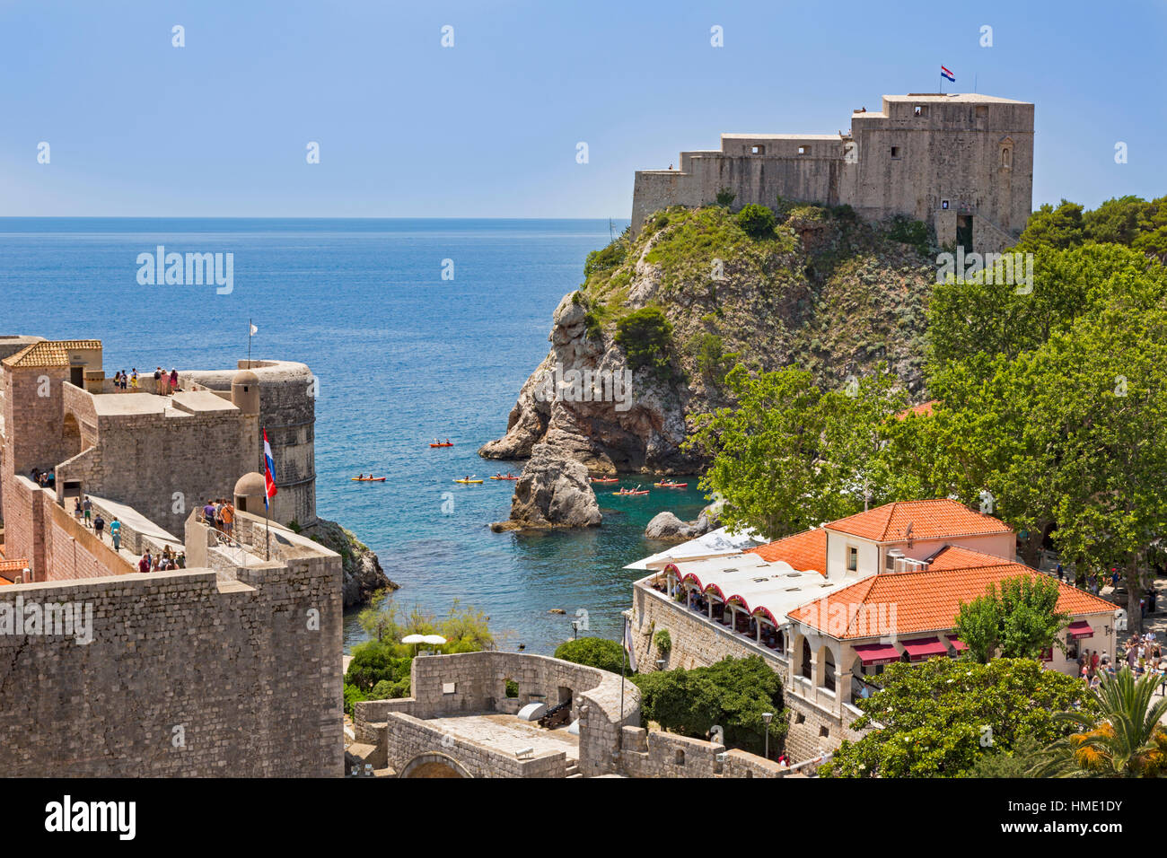 Dubrovnik, Dubrovnik-Neretva County, Croazia. Fort Lovrijenac o San Lorenzo fortezza. Canoists entrando in porto. La città vecchia di Dubrovnik è un ONU Foto Stock