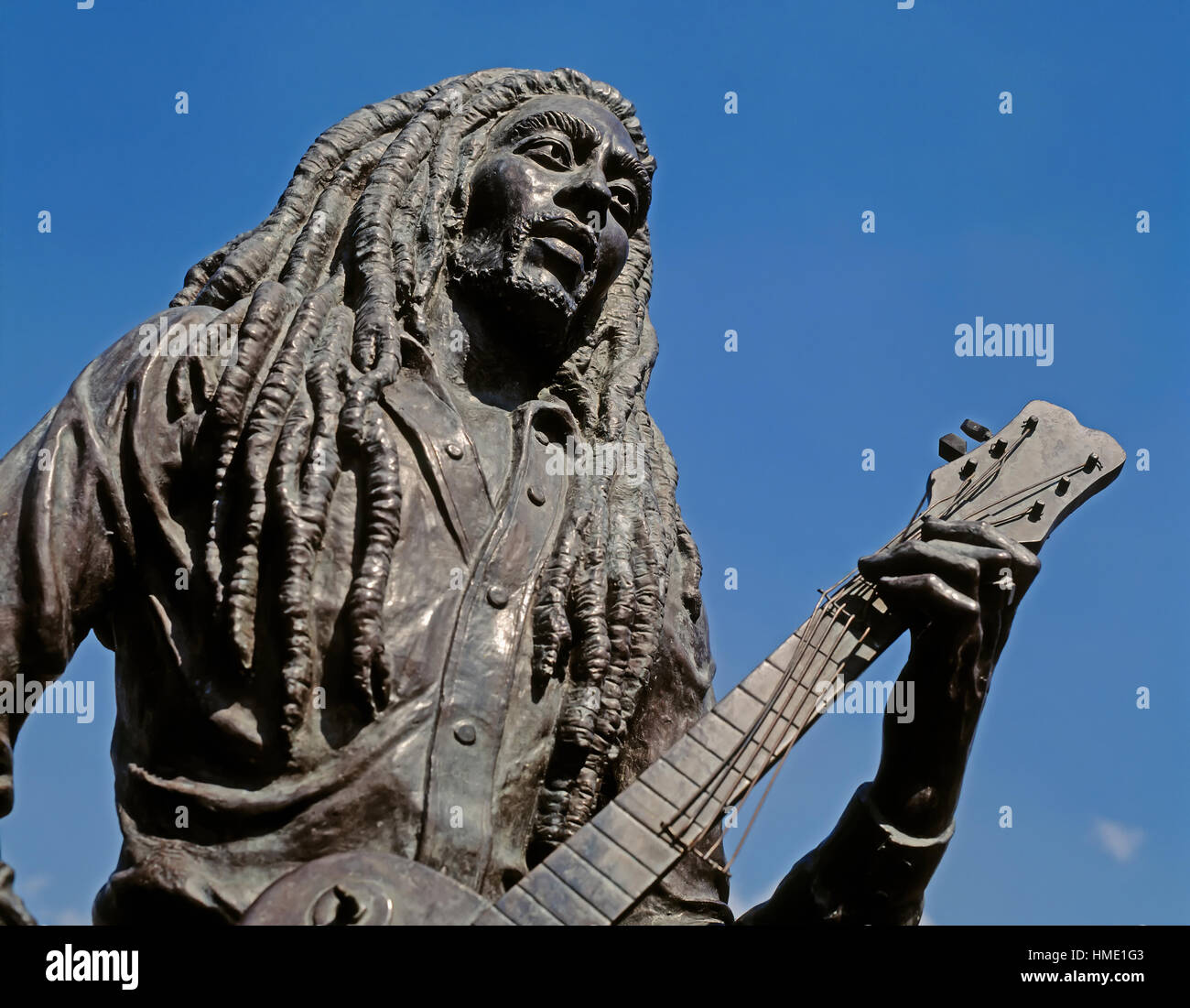 Kingston, Jamaica. Statua di bronzo del cantautore Bob Marley, 1945 - 1981, nel parco della celebrità. La statua è stata creata dalla scultore giamaicano Alvin Foto Stock
