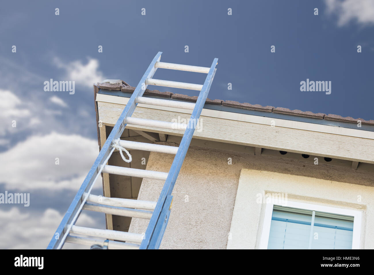 Costruzione in alluminio scaletta appoggiata contro la casa. Foto Stock
