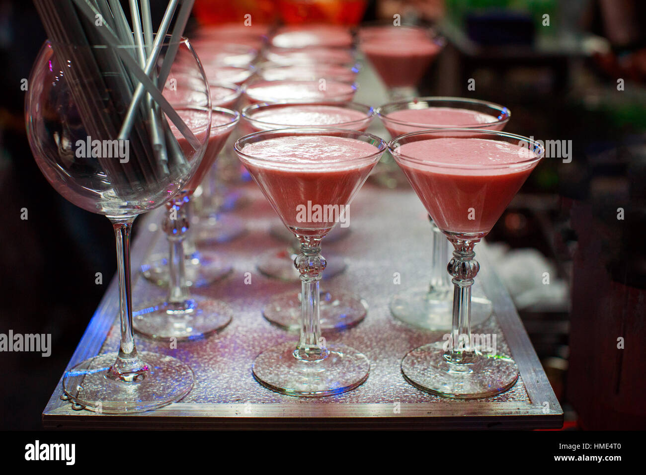 Occhiali con rose frullati cocktail sul bar Foto Stock
