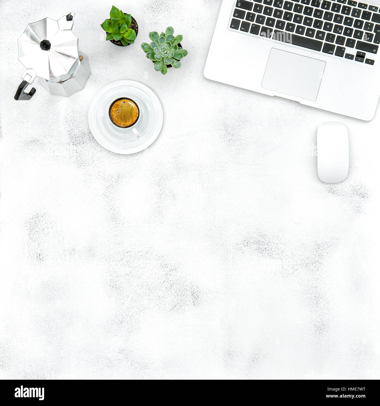 Caffè, laptop, le piante succulente. Office Workplace. Piatto per laici social media blog Foto Stock