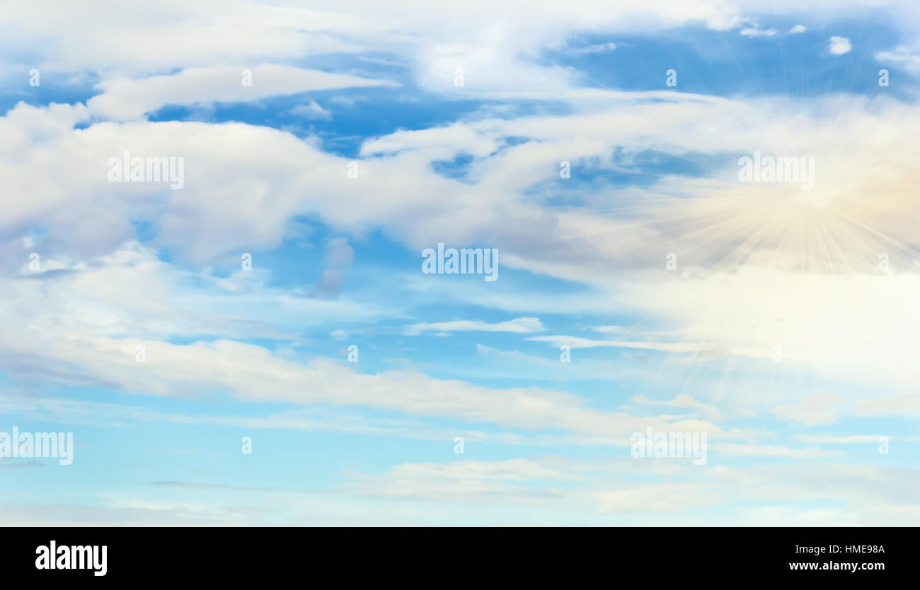 Il cielo blu con nuvole bianche stratificata al giorno con raggi di sole Foto Stock