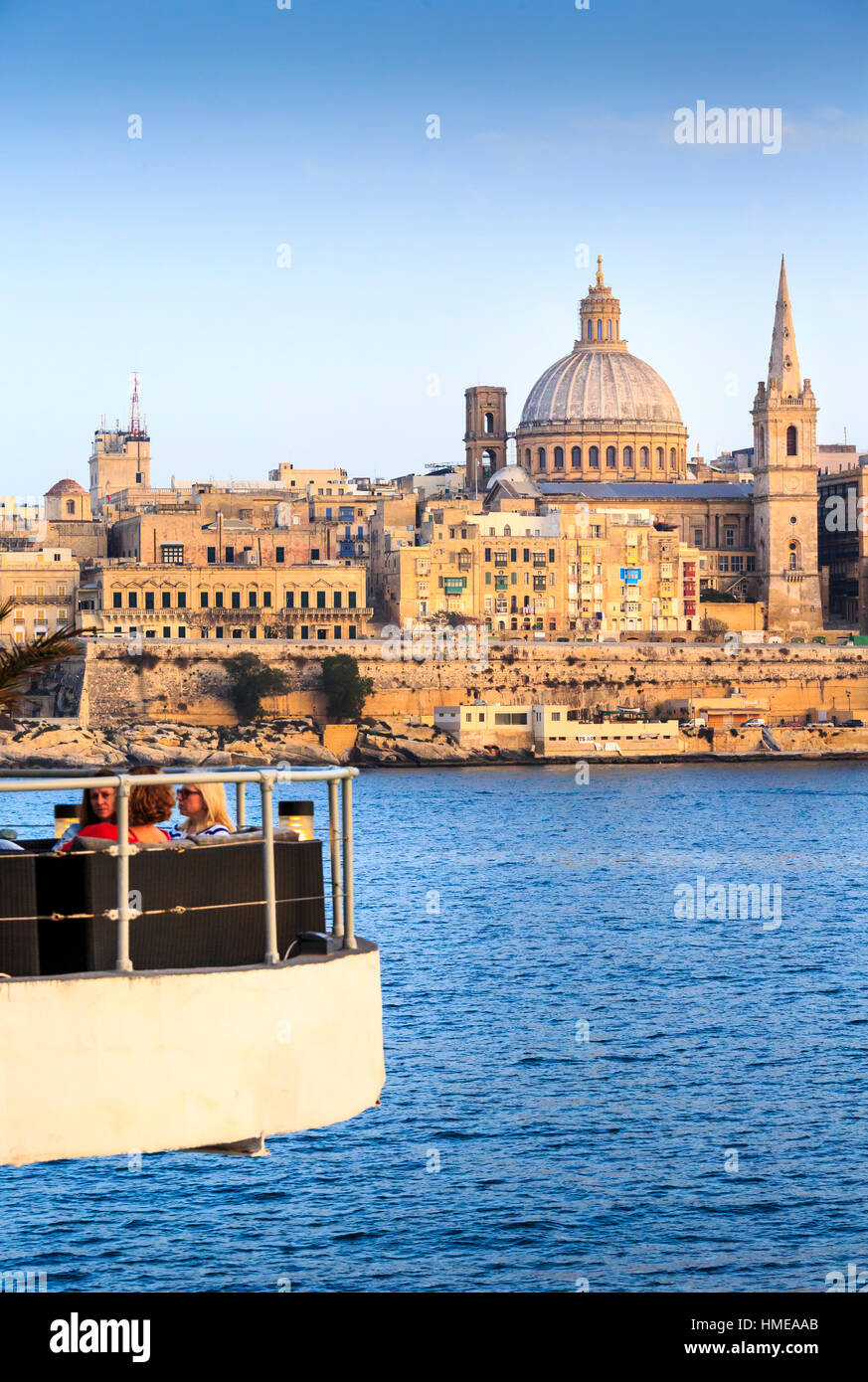 Vista della Valletta da Sliema con Nostra Signora del Monte Carmelo la chiesa e il popolo di socializzare in primo piano Foto Stock