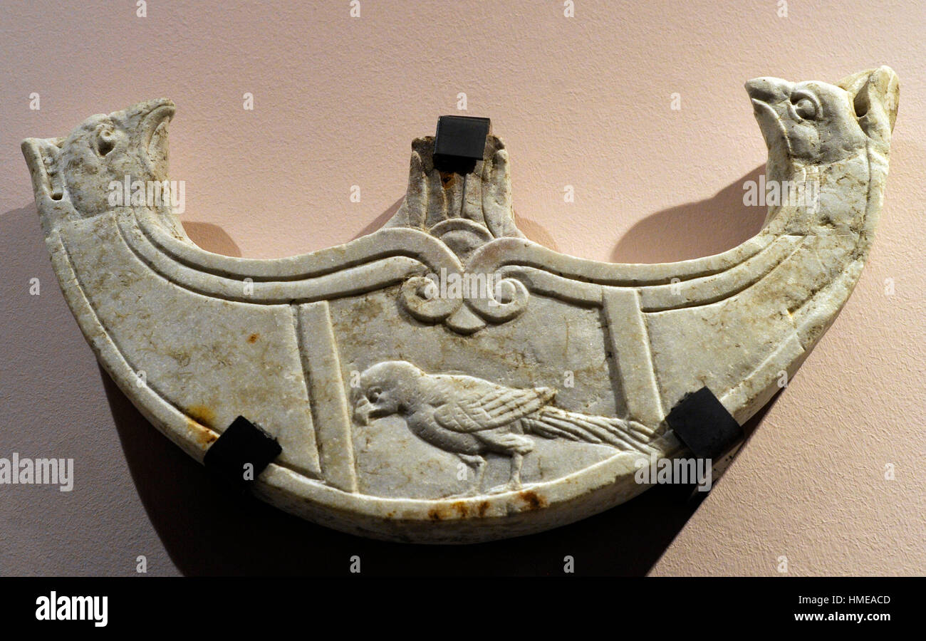 Oscillum conformata come un pelte con griphon-terminazioni di testa e con un rilievo raffigurante un pappagallo. Fine del I secolo A.C. Da Pompei, Casa di Caecilius Iucundus V 1, 23-26. Il marmo. Museo Archeologico Nazionale. Napoli. L'Italia. Foto Stock