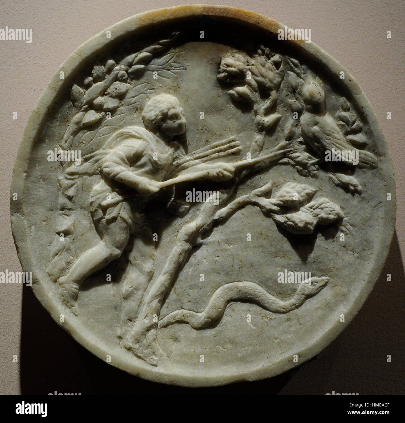 Oscillum con bird-catcher e testa di Zeus Ammon in una corolla. Fine ...