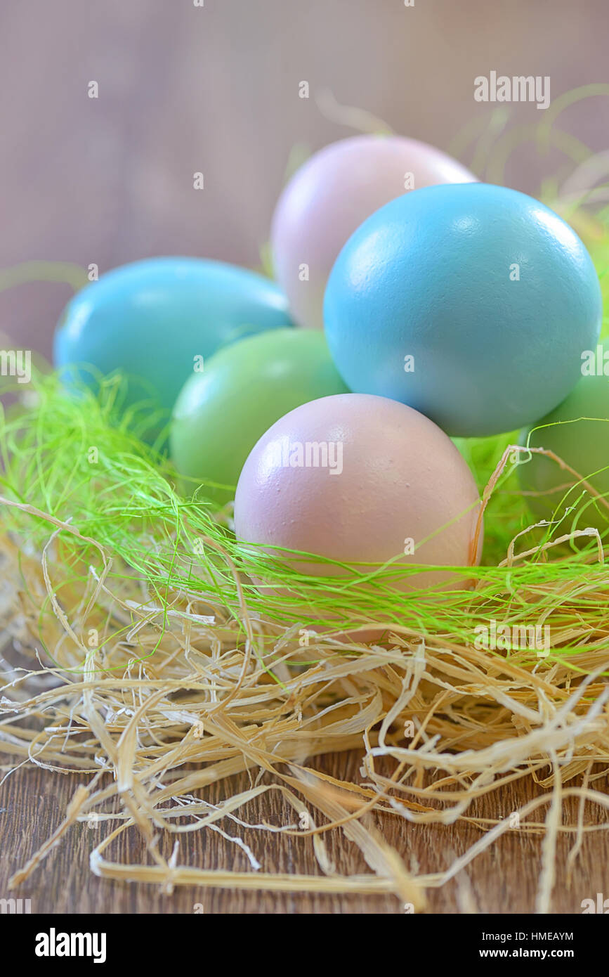 Colorate le uova di pasqua isolato nel nido ornamentali Foto Stock