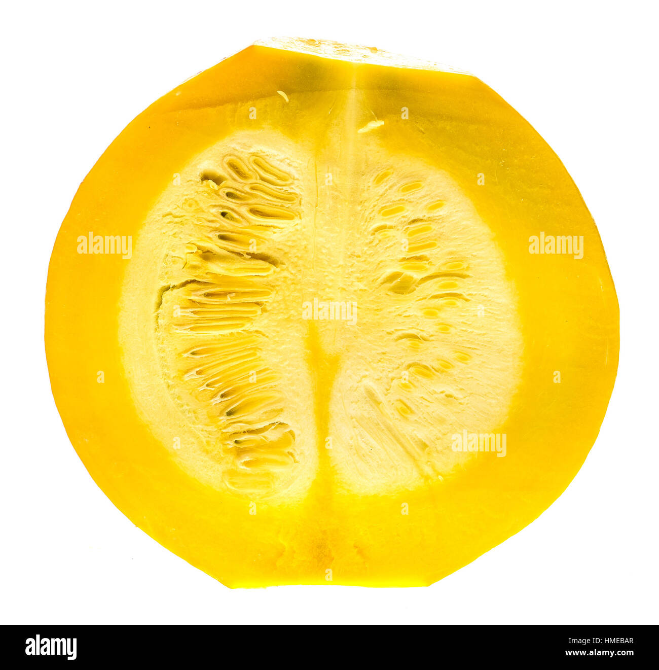 Gli interni del Red kuri squash - arancione zucca Hokkaido isolato su bianco. Uchiki Kuri Squash, Giapponese Squash o Baby Red Hubbard Squash photographe Foto Stock