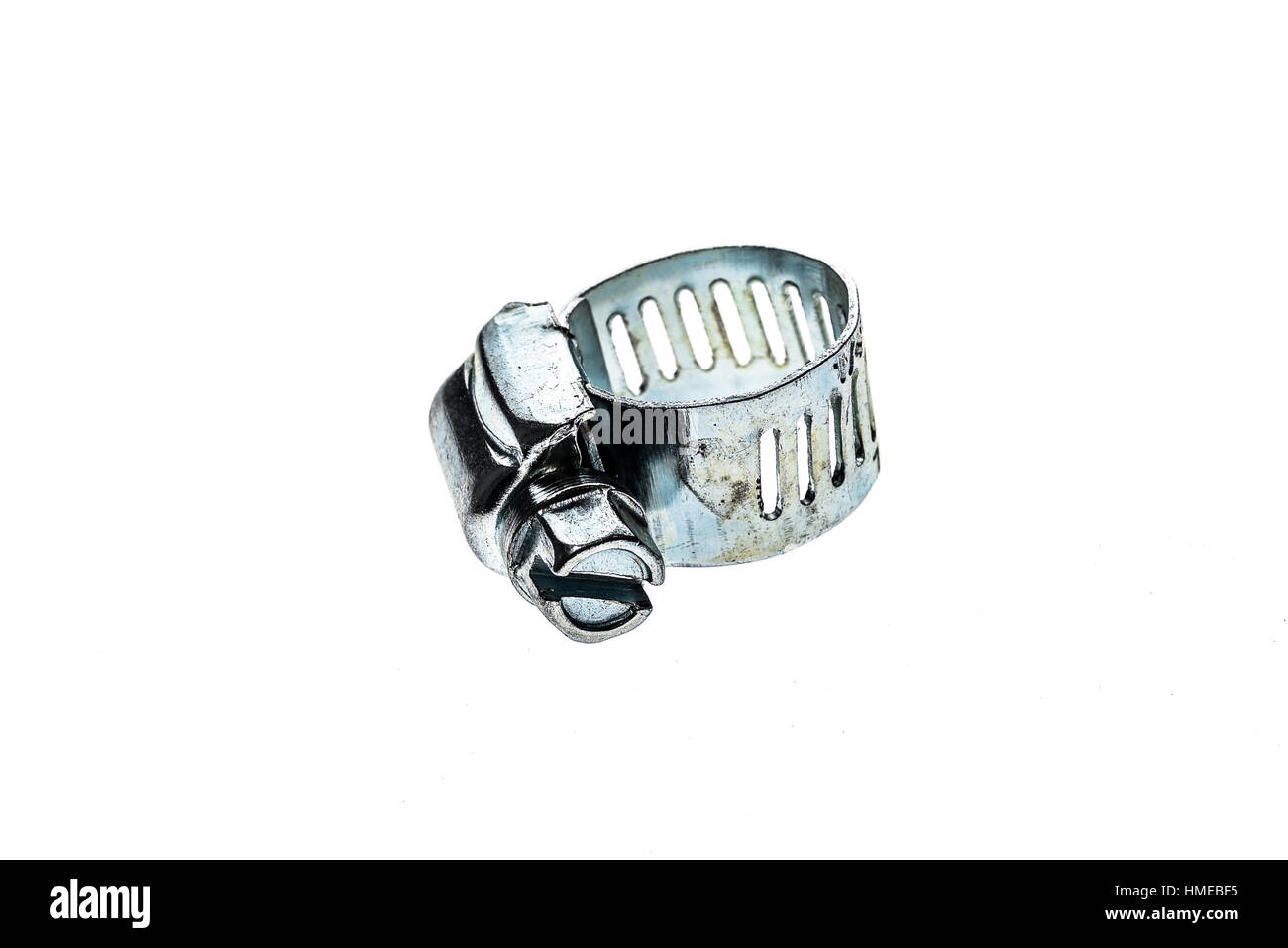Acciaio inossidabile tubo di metallo morsetto isolato su uno sfondo bianco. Strumento ideale per idraulici, operai della costruzione e riparazione di uso domestico. Foto Stock
