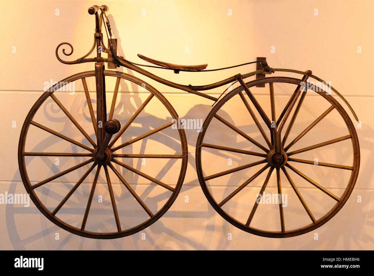 Vecchia bicicletta. Museo della città. Il castello di Malmo. La Svezia. Foto Stock