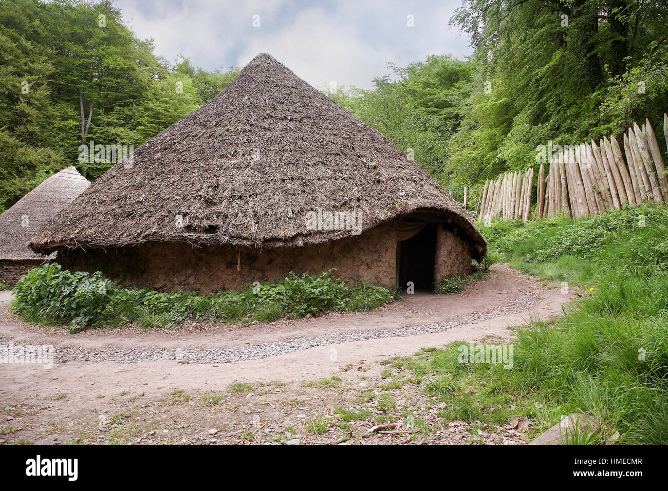 Un età di ferro e rifugio al villaggio celtico in St fagans National History Museum, Cardiff, Galles Foto Stock