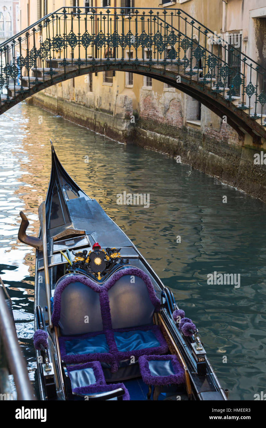 Tipica scena veneziana con gondola e abbellita da ponte sul canale laterale a Venezia, Italia nel mese di gennaio Foto Stock