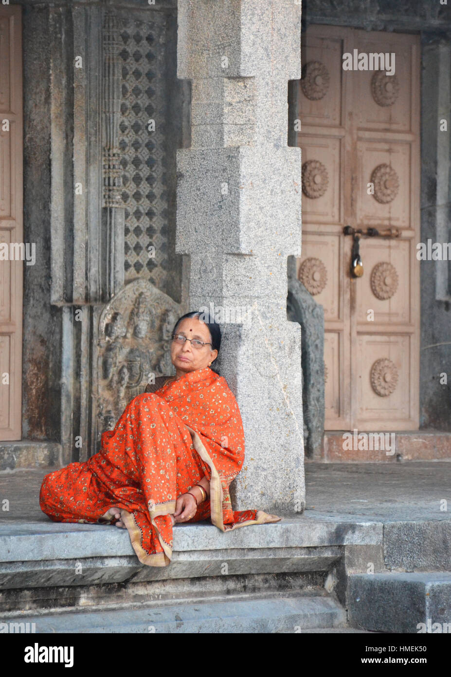 Donna indiana nel tempio Foto Stock