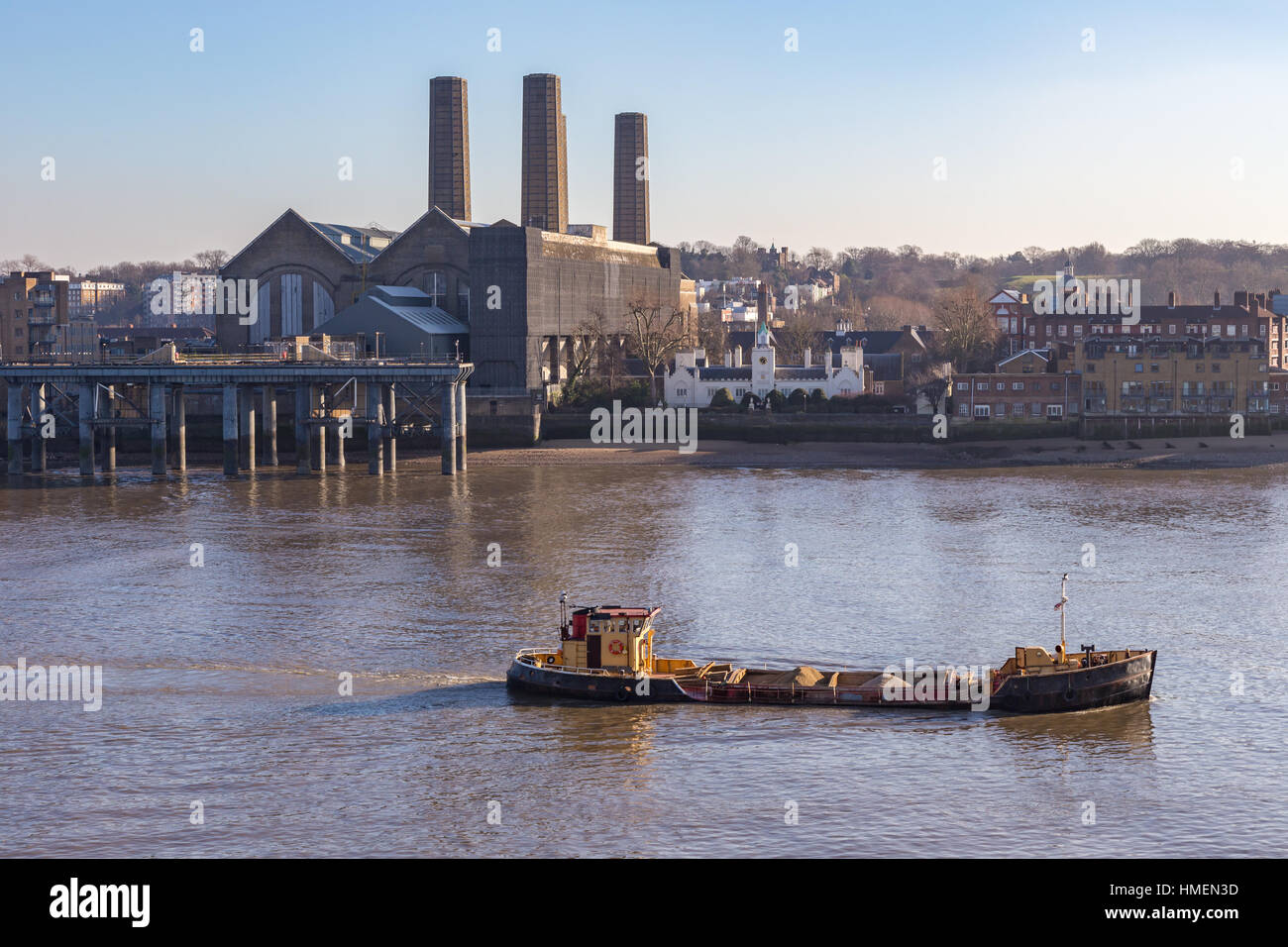 Nave da carico che trasportano gli aggregati, che viaggiano lungo il fiume Tamigi a Greenwich. Paesaggio shot presi su un luminoso gennaio pomeriggio. Foto Stock