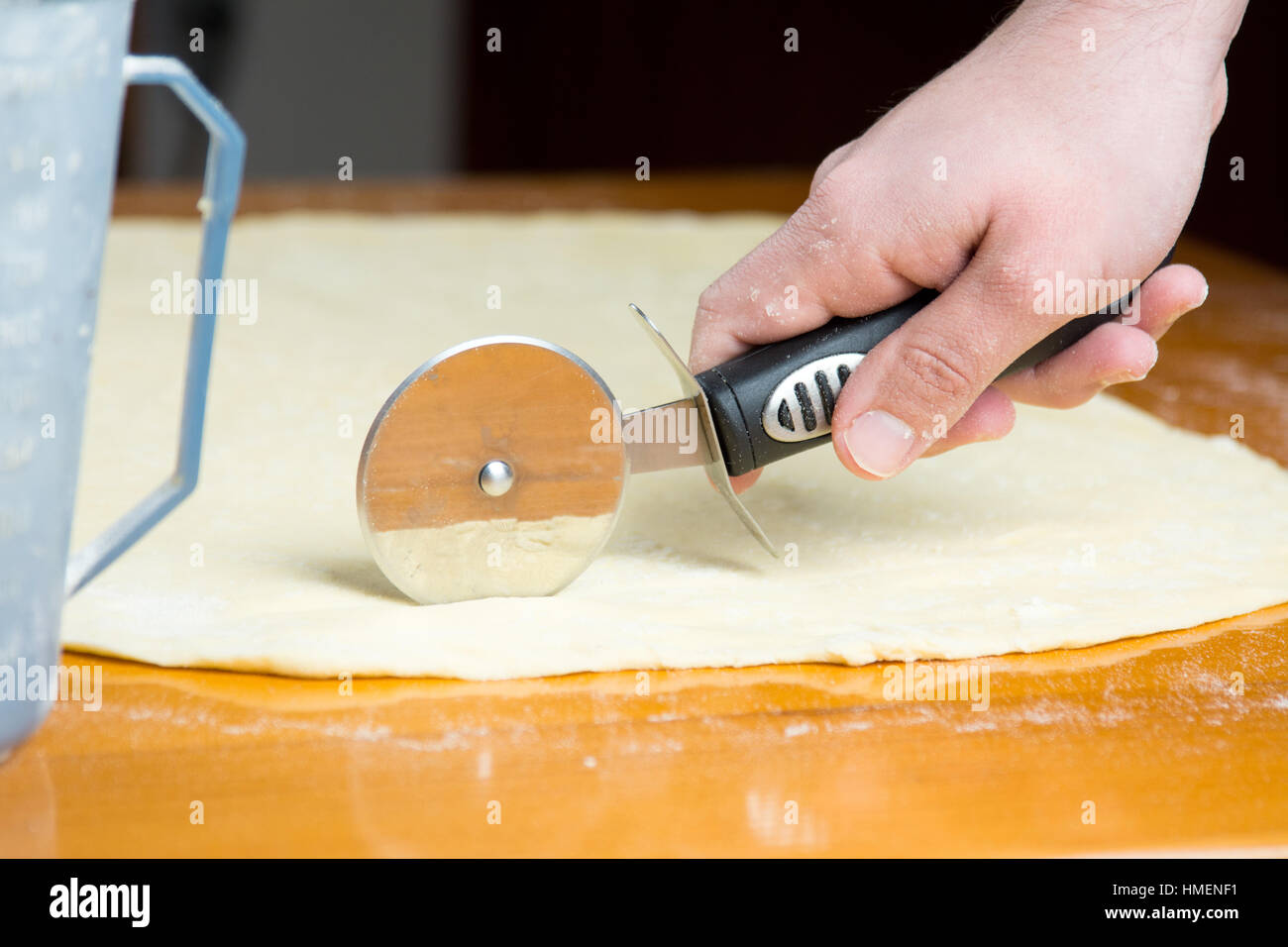 Uomo di pasta da taglio con un coltello a rullo Foto Stock