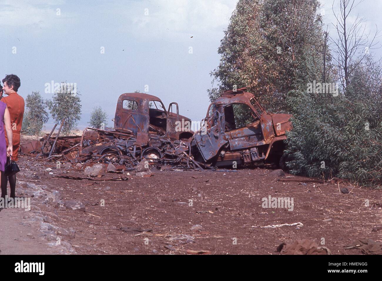 Vista di bruciato e arrugginita resti di veicoli militari utilizzati nella guerra dei sei giorni, nel Golan al di fuori della città di Quneitra, Siria, lungo la frontiera con Israele, novembre 1967. (Foto dalla collezione di Morse/Gado/Getty Images). Foto Stock