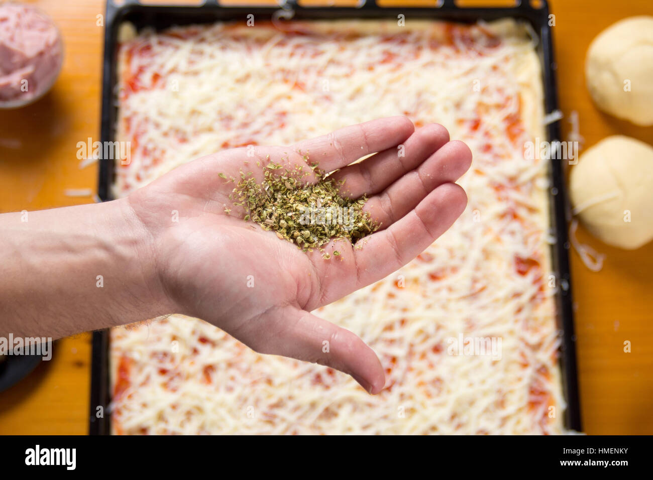 Mano azienda origano pizza sopra nel rendere Foto Stock