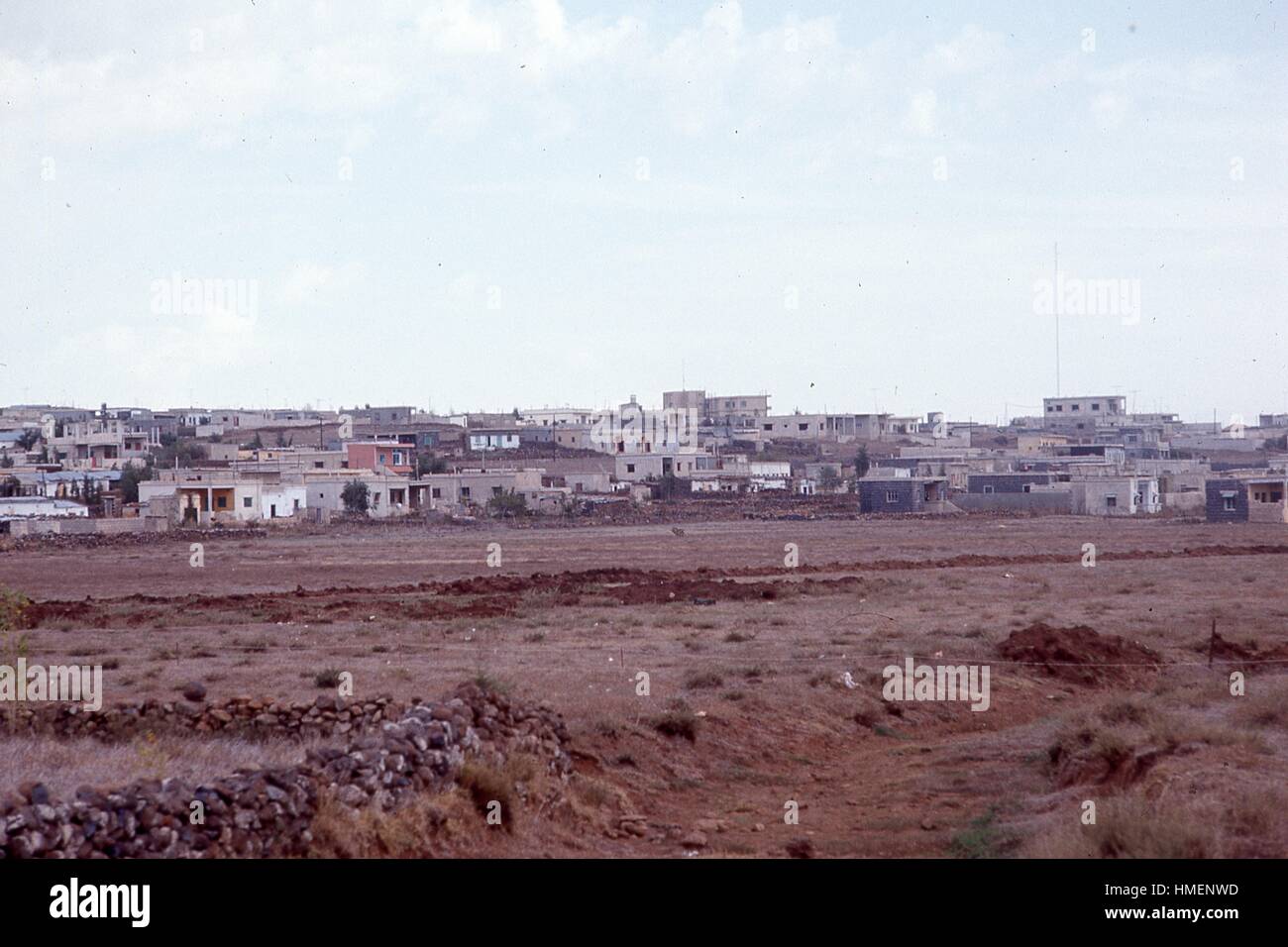 Vista da una distanza verso sud, che mostra gli edifici e le strutture della città di Quneitra, Siria, sul confine con Israele nel Golan, Israele, novembre 1967. Foto Stock