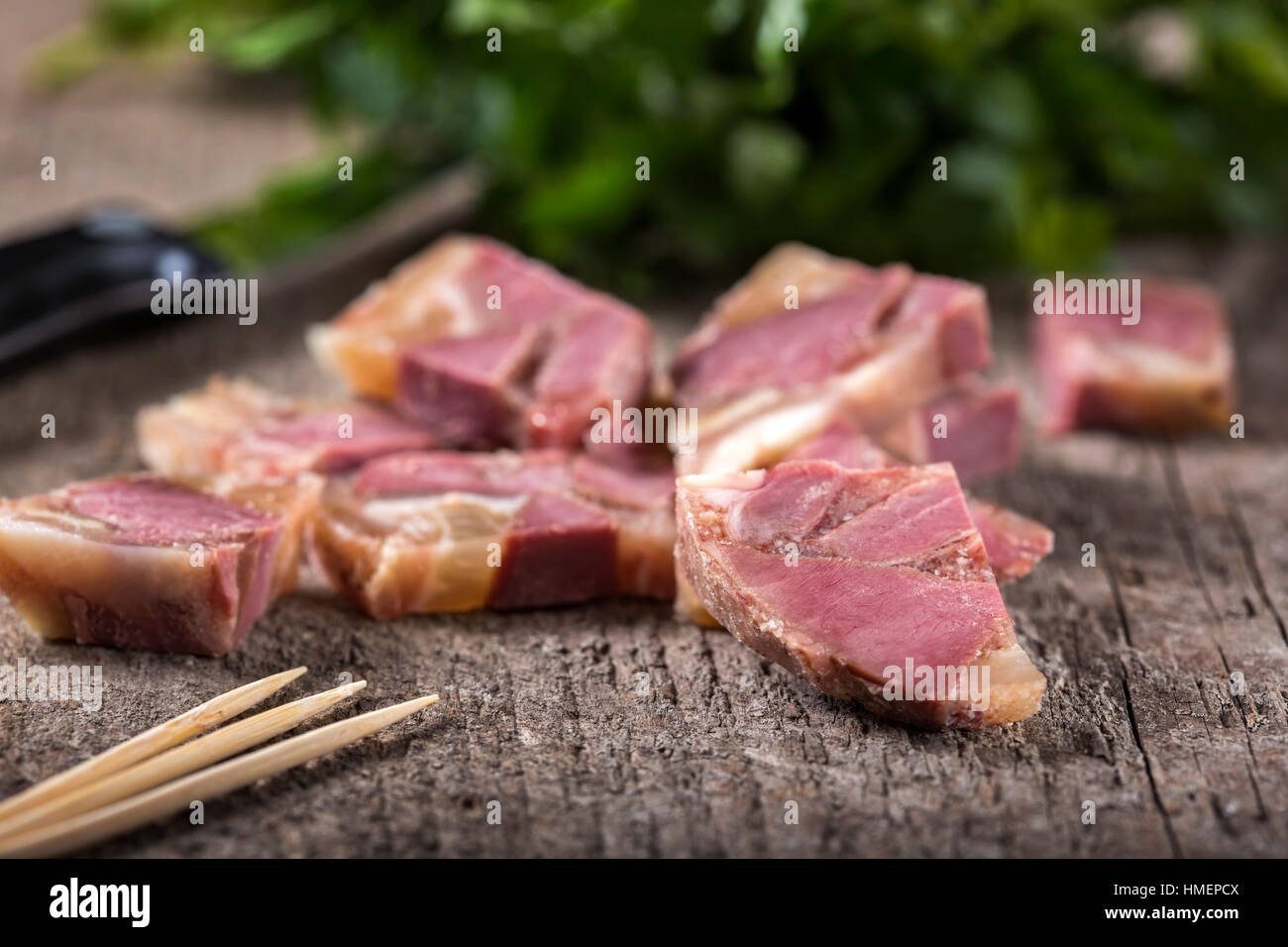 Aspic di rumeno "toba' con il coltello e il prezzemolo in background su legno Foto Stock