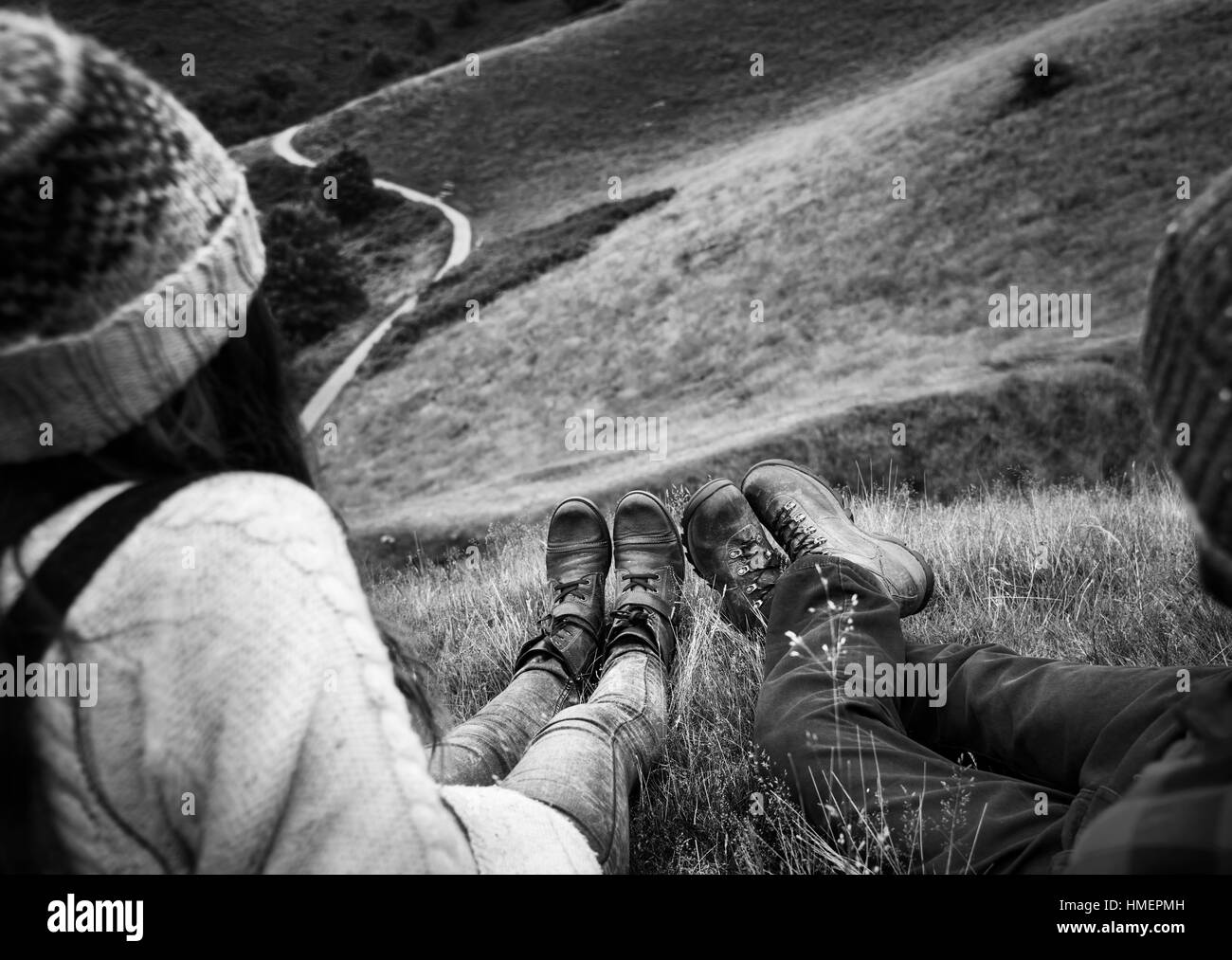 Persone Vista posteriore seduto Mountain Carefree convivere Concept Foto Stock
