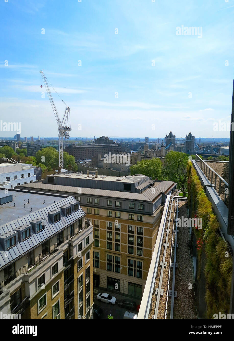 Tetto del Novotel Hotel in Tower Hill, Londra, su una luminosa giornata di sole. Maggio 2014 Foto Stock