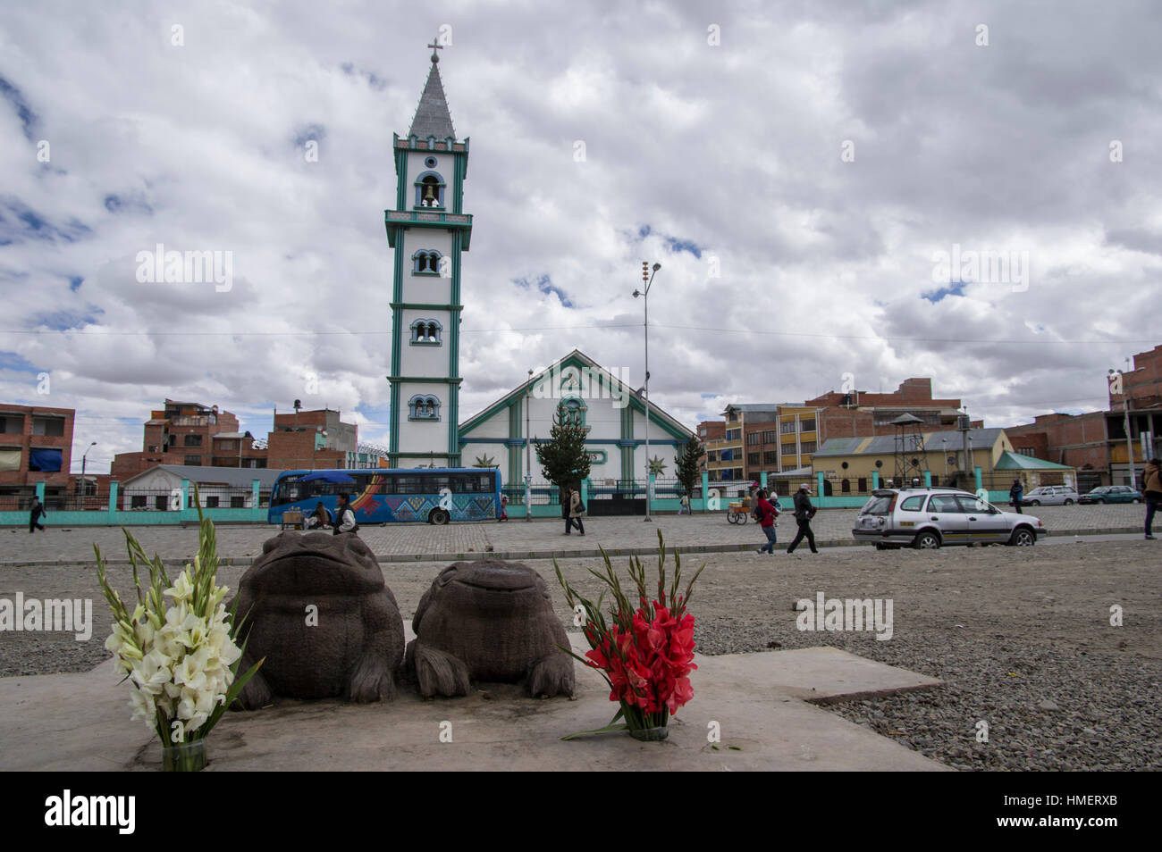 La Chiesa cattolica in La Paz con sculture di rana nella parte anteriore di essa, evidenziando il sincretismo in Bolivia le rane sono per fortuna secondo la tradizione Foto Stock