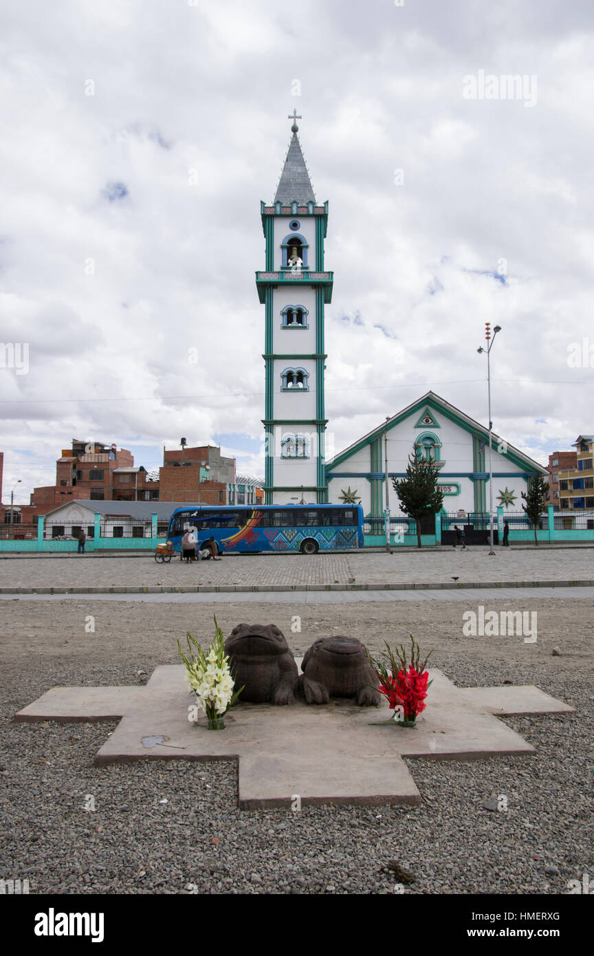 La Chiesa cattolica in La Paz con sculture di rana nella parte anteriore di essa, evidenziando il sincretismo in Bolivia le rane sono per fortuna secondo la tradizione Foto Stock