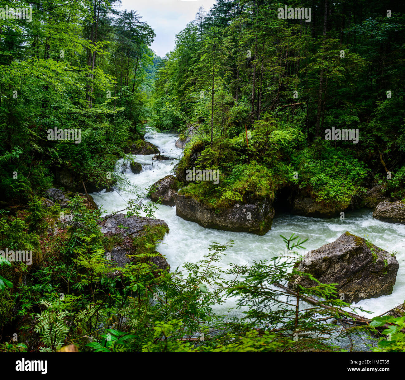 Un fiume veloce in montagna Foto Stock