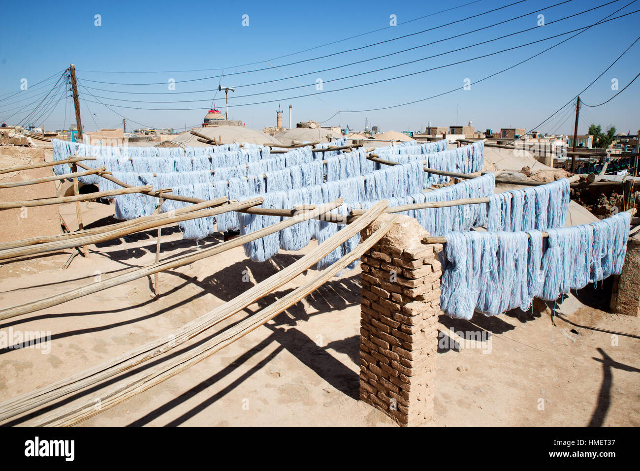 Mano lana tinta appeso ad essiccare sul tetto di un vecchio edificio storico, Kashan, Iran Foto Stock