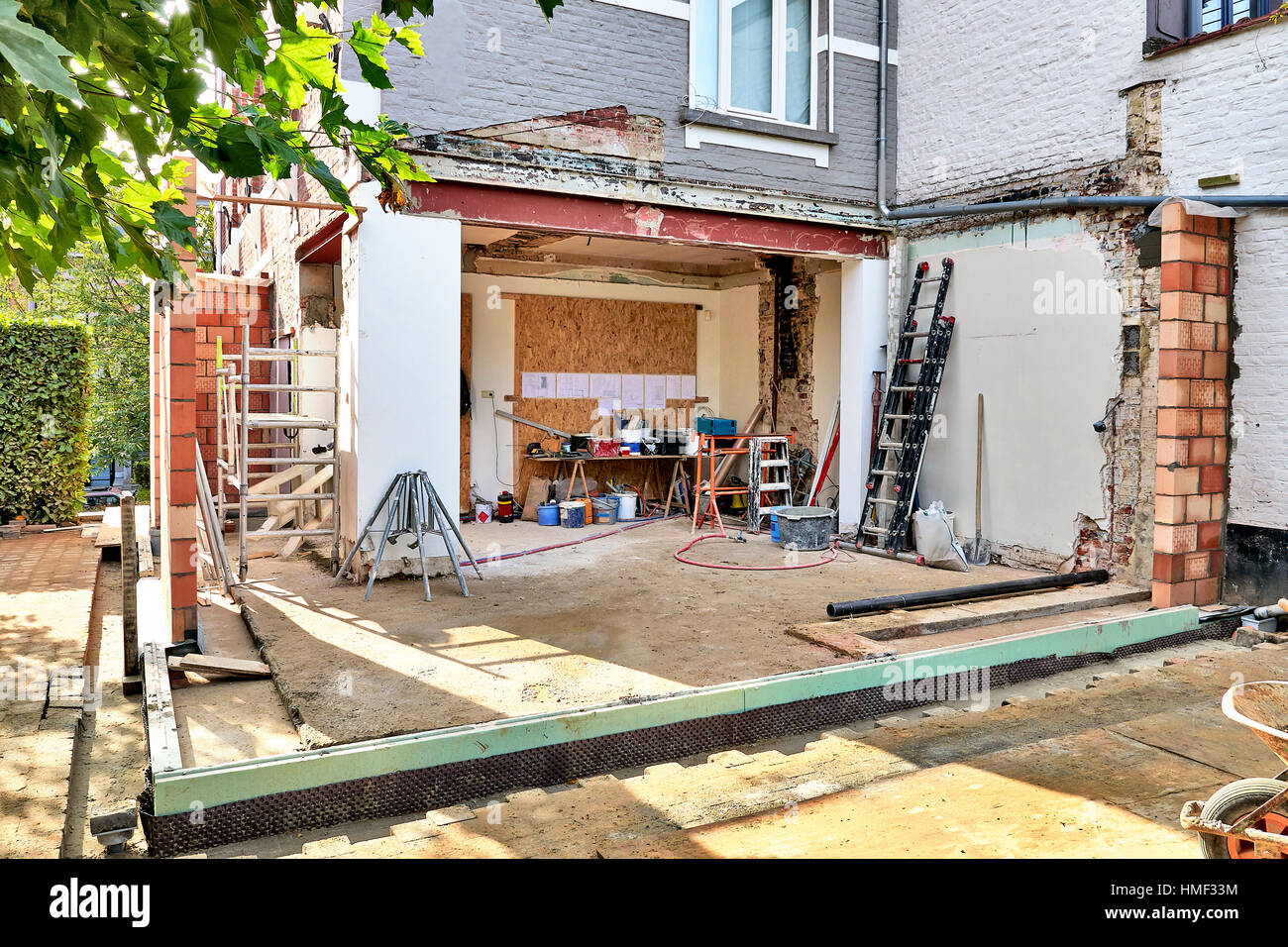 Nuova parete e terreno per una moderna estensione di una casa Foto Stock