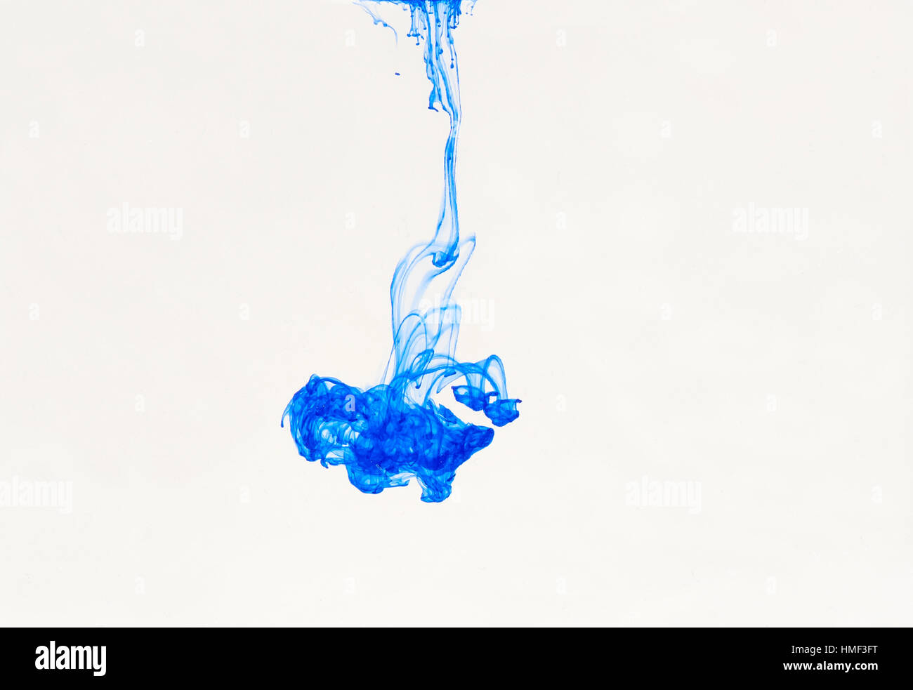 Abstract di transizione di colore blu inchiostro cade in acqua Foto Stock