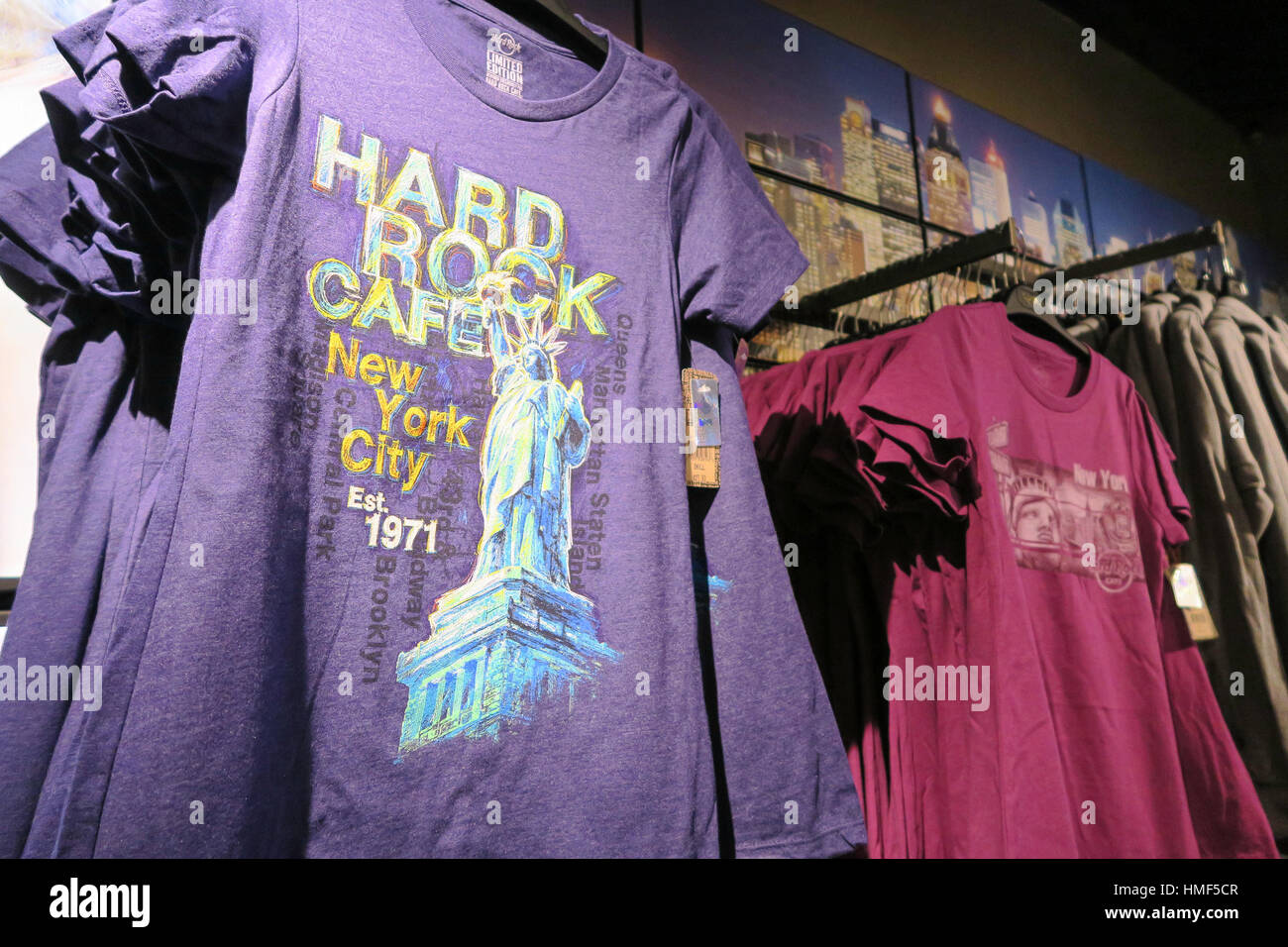 Negozio di souvenir all'Hard Rock Cafe Regali, Times Square NYC, STATI  UNITI D'AMERICA Foto stock - Alamy