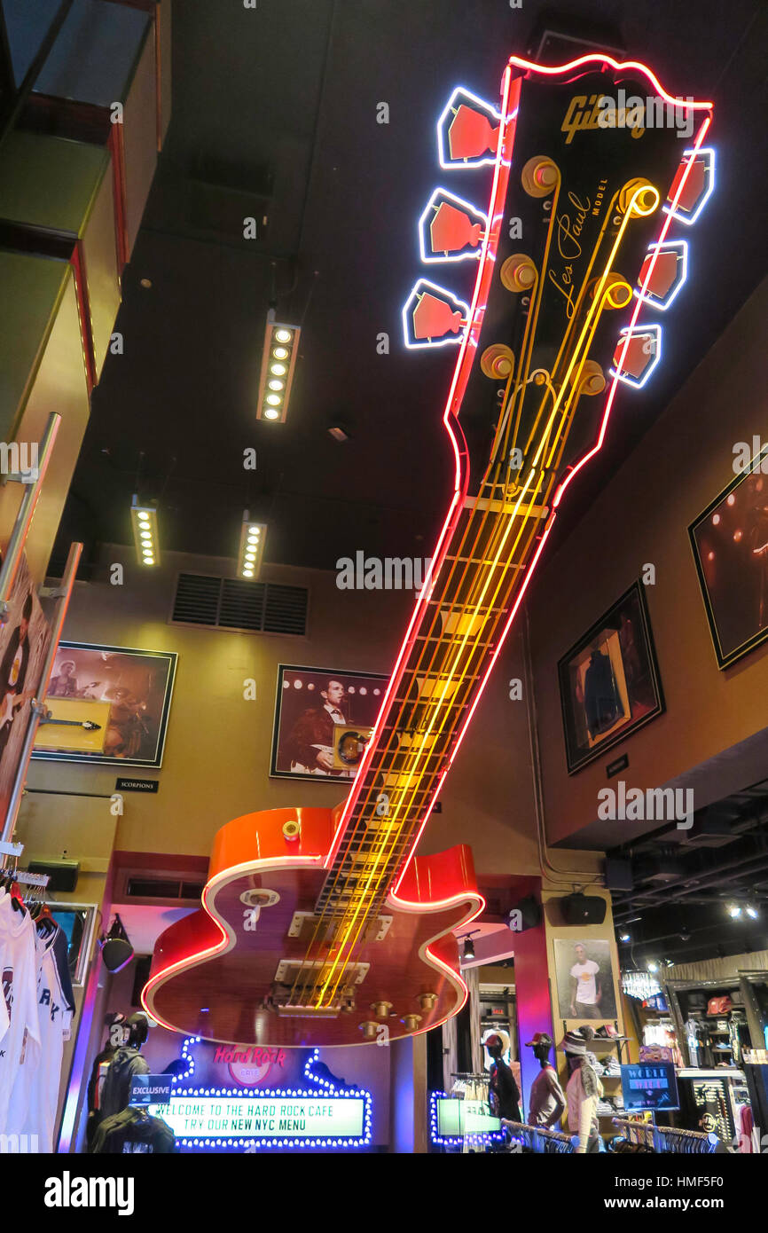 Gigante chitarra a soffitto decora l'ingresso a th Hard Rock Cafe, NYC, STATI UNITI D'AMERICA Foto Stock