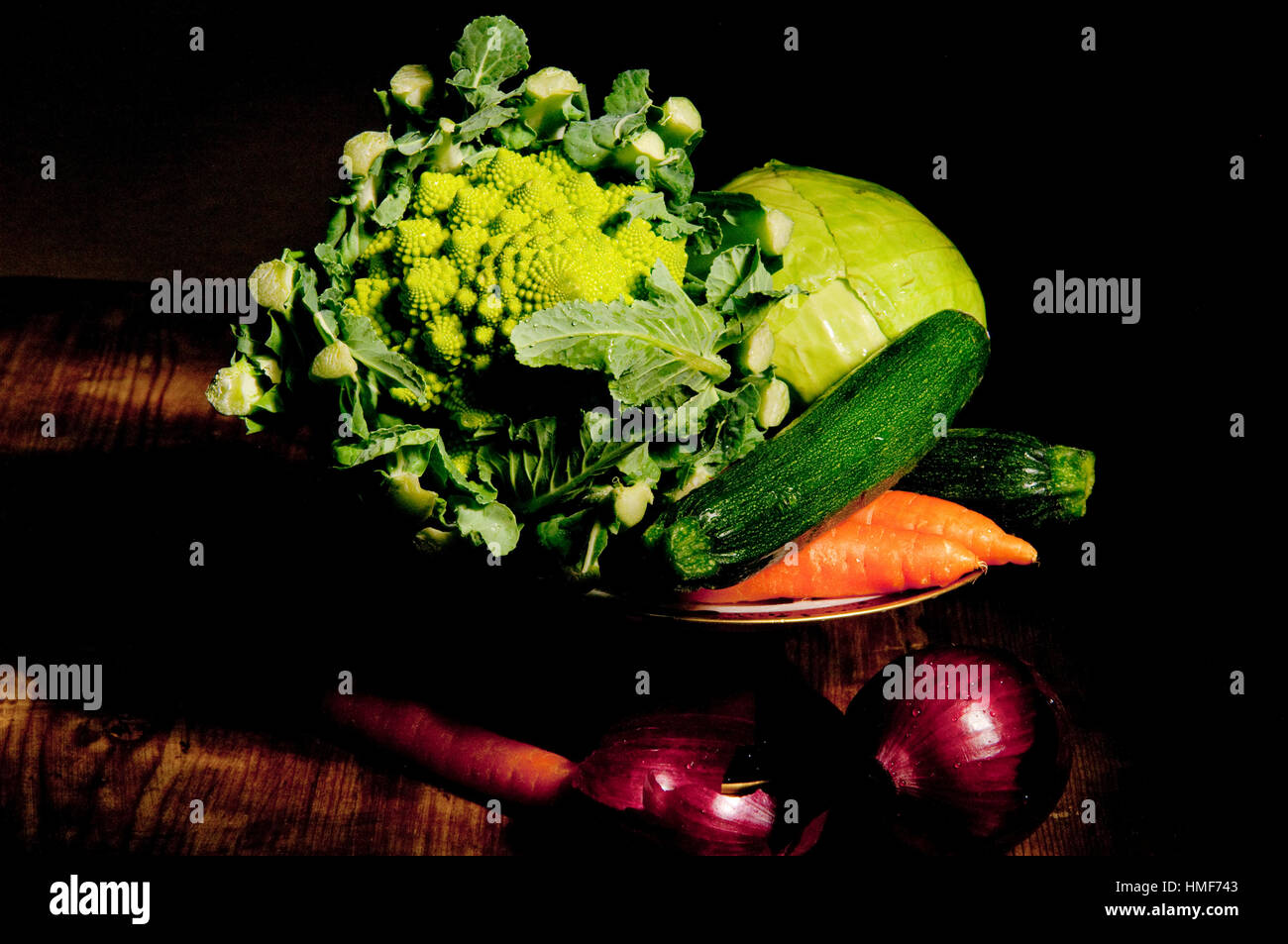 Il protagonista è un footed piastra con verdure Foto Stock