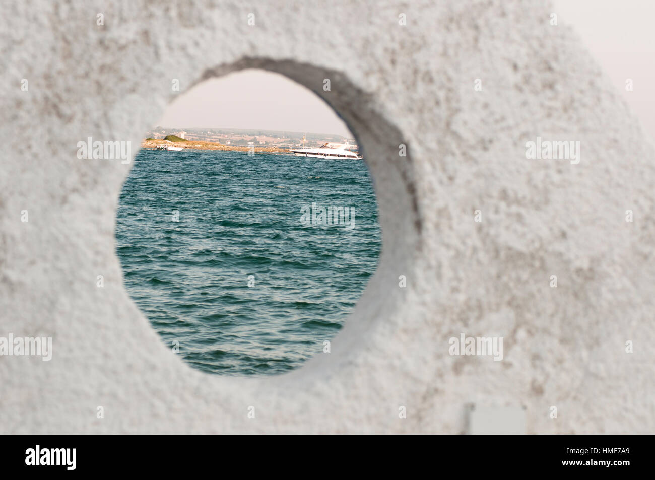 Vista panoramica da un oblò di Porto Cesareo Puglia. Italia Foto Stock