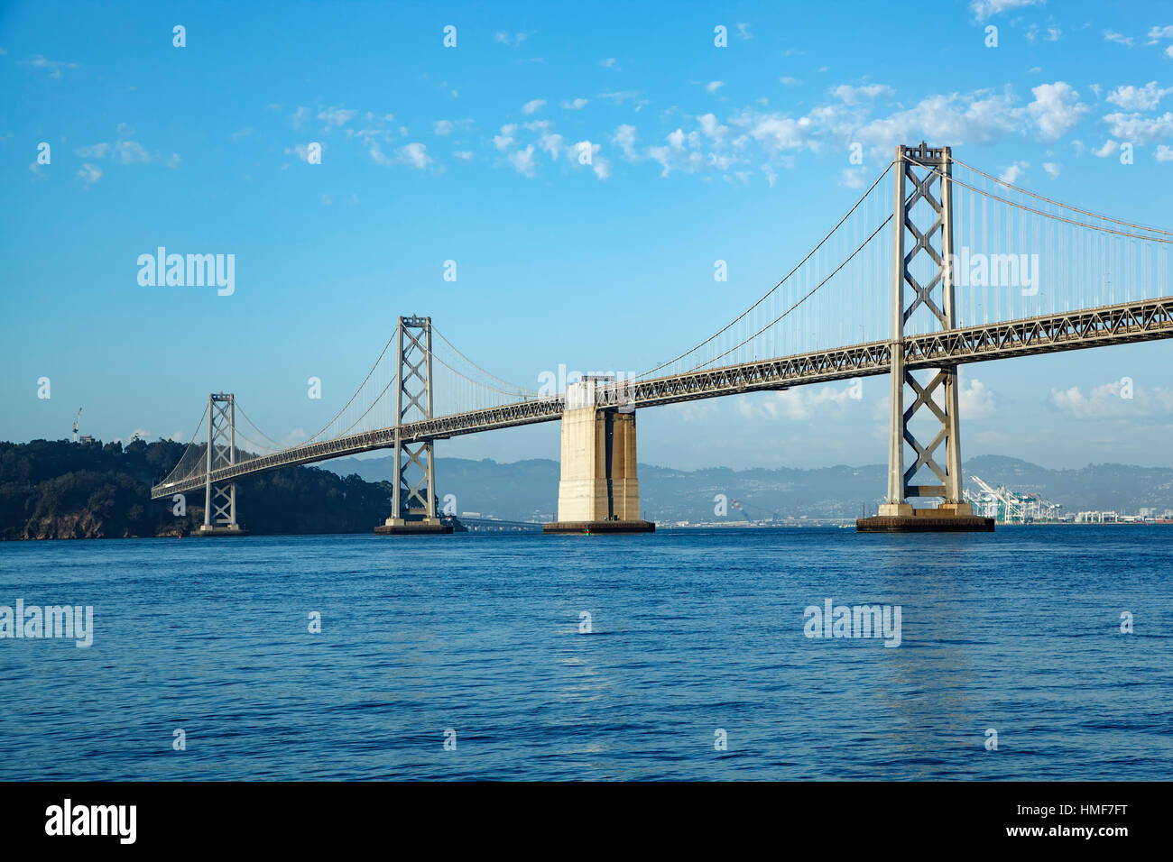 L'isola del tesoro e San Francisco-Oakland Bay Bridge di San Francisco, California USA Foto Stock
