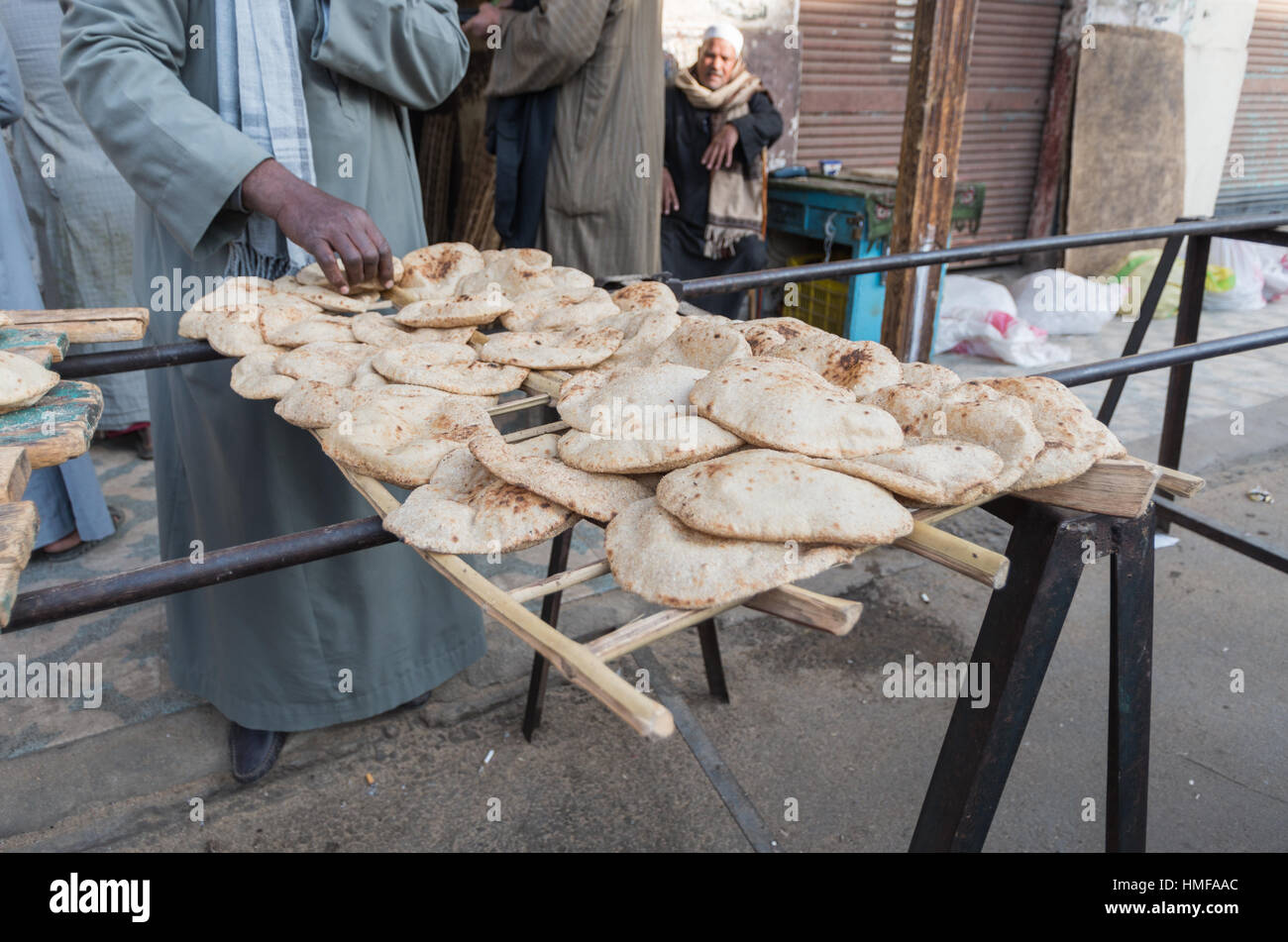 La vendita di pane (Edfu Idfu), l'Alto Egitto Foto Stock