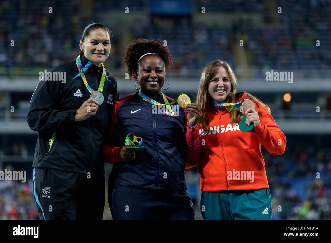 Rio de Janeiro, Brasile. Il 13 agosto 2016. Michelle Carter (USA) medaglia d'oro, Valerie Adams (NZL) argento, Anita Marton (HUN) il bronzo della donna Foto Stock