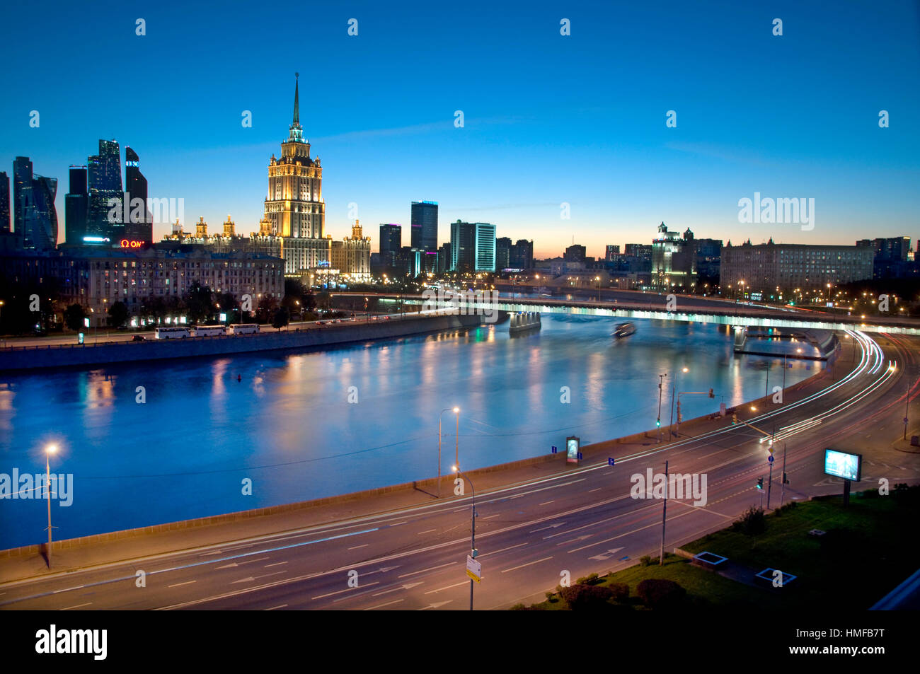 Una città panorama sul fiume di Mosca, Russia, verso il quartiere degli affari Foto Stock