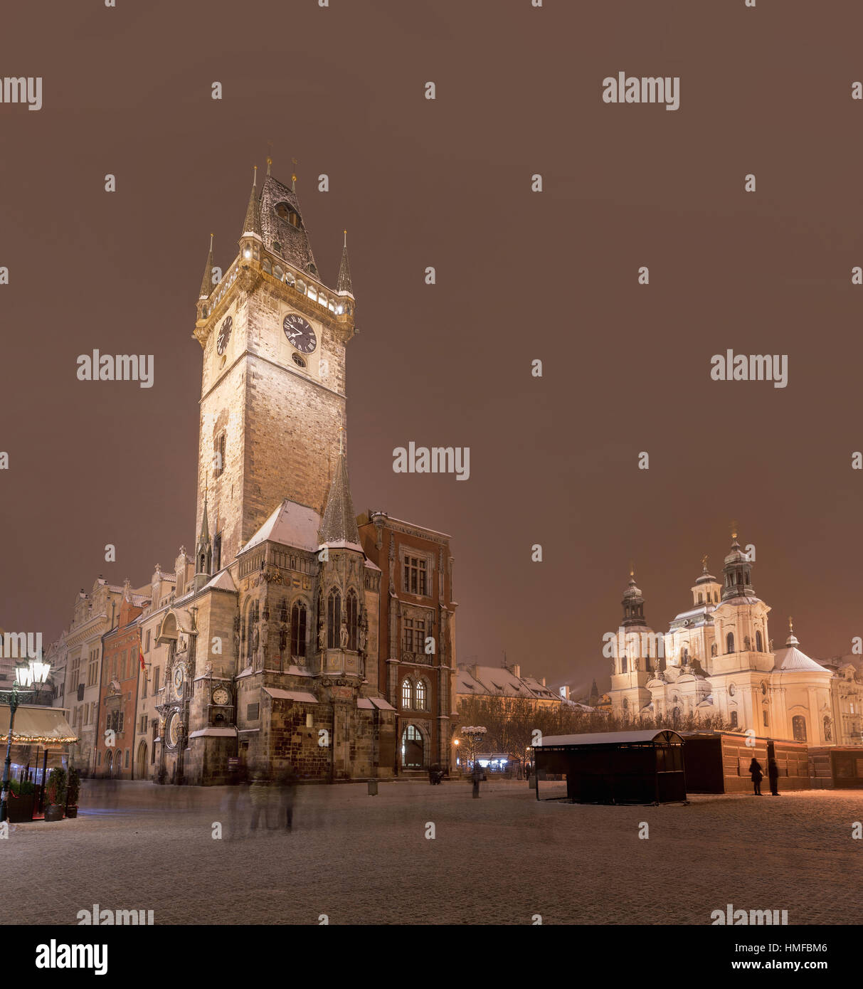 Praga, Old Town Hall sulla Piazza del Mercato di sera tardi nel periodo invernale. Foto Stock