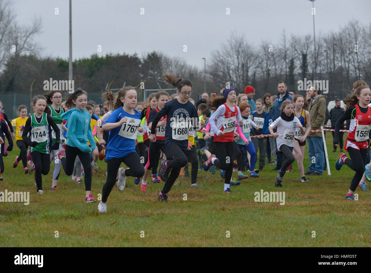 I bambini di competere nella scuola primaria cross country gara in Derry - Londonderry, Irlanda del Nord. Foto Stock