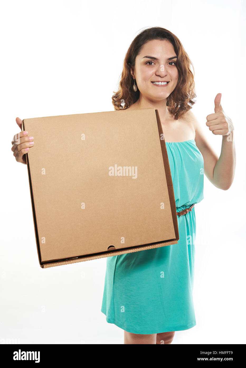Bella ragazza con pizza scatola marrone isolato su bianco Foto Stock