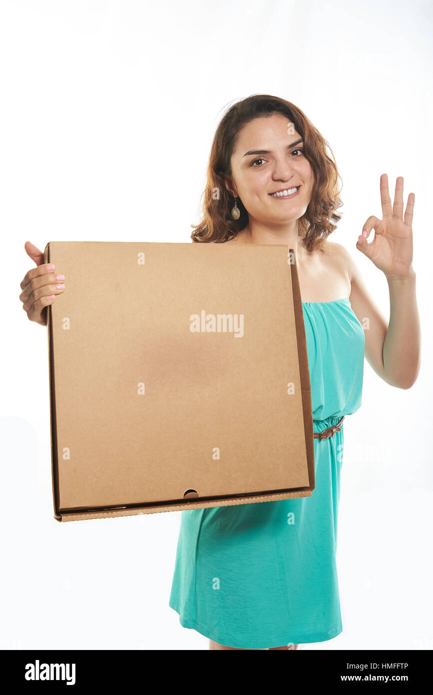 Ragazza che mostra ok sign tenendo una Scatola pizza Foto Stock
