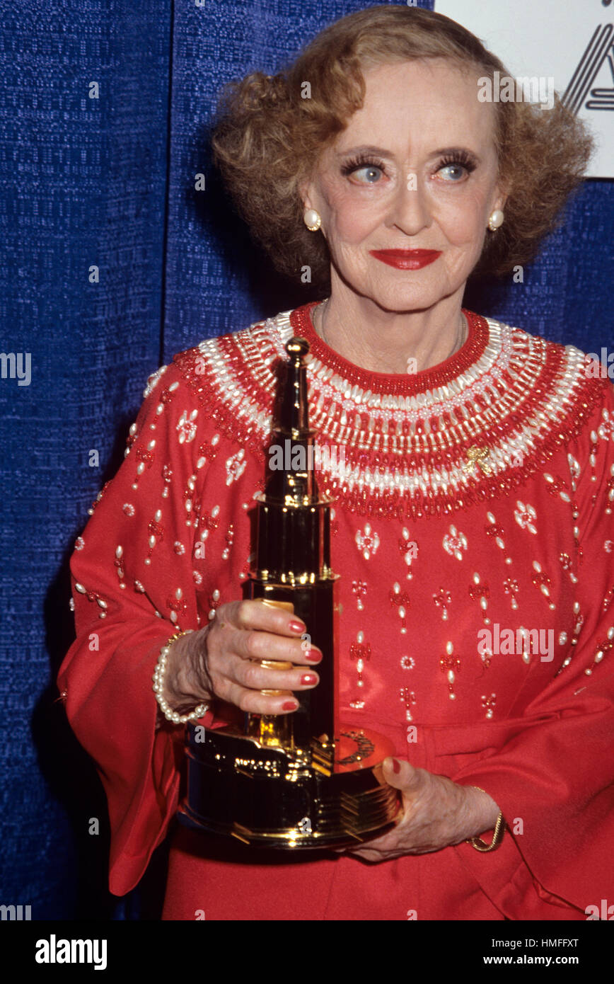 Bette Davis in Los Angeles CA in 1981 con un film americano Award. Foto Stock