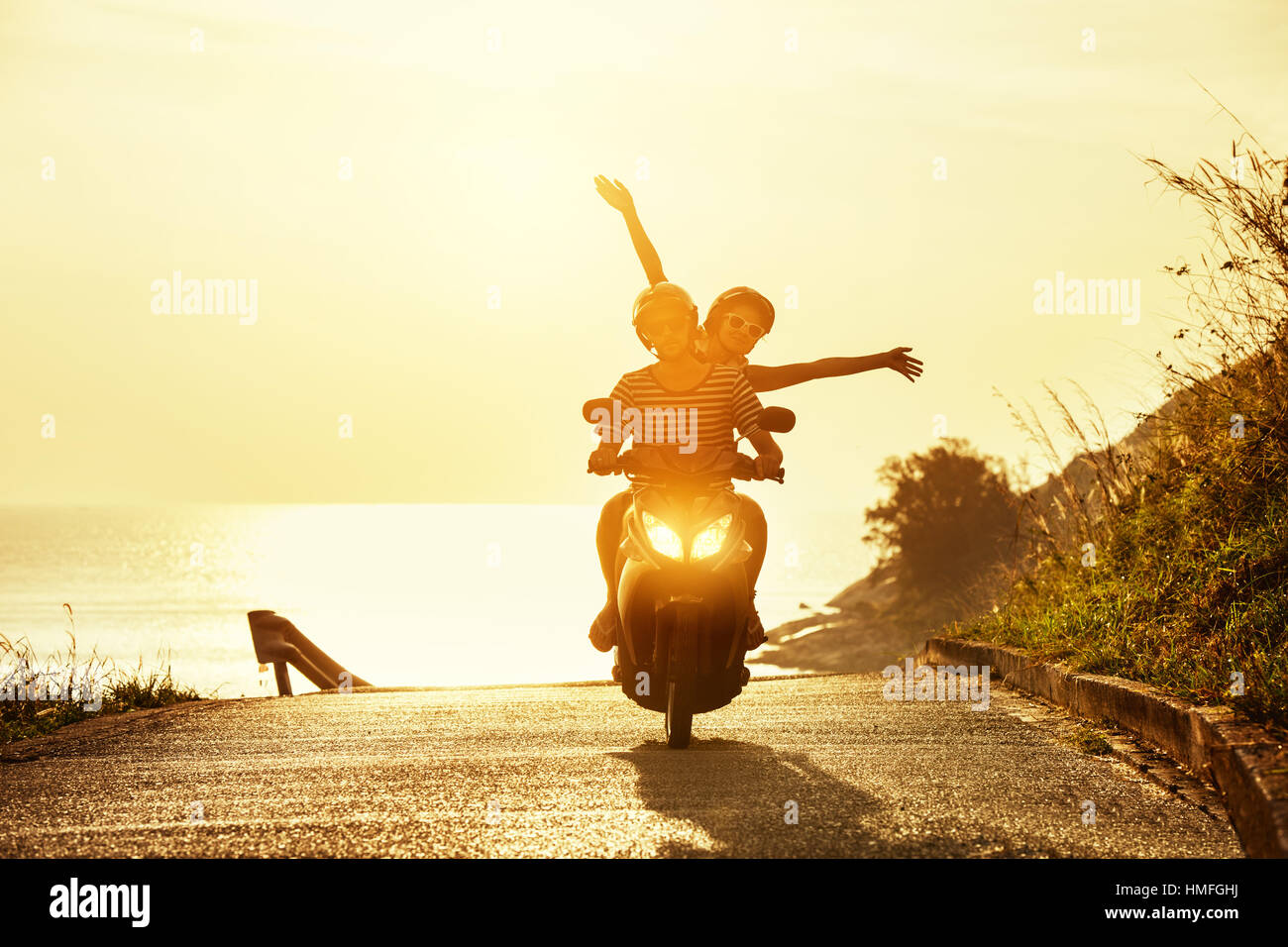Coppia felice travel moto strada del mare Foto Stock