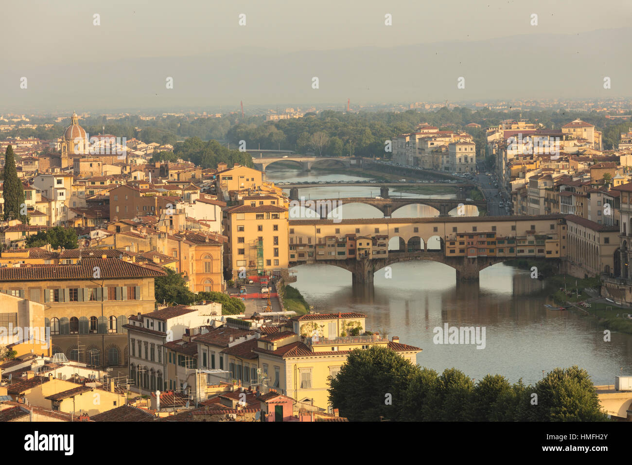 Vista della città medievale di Firenze con il tipico Ponte Vecchio sul Fiume Arno da Piazzale Michelangelo, Firenze, Italia Foto Stock