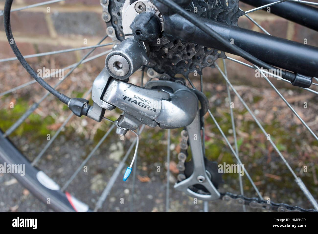 Dettagli di un vecchio gigante nero road bike / Bicicletta fino contro una parete che mostra i bit della catena e i dettagli della moto Foto Stock